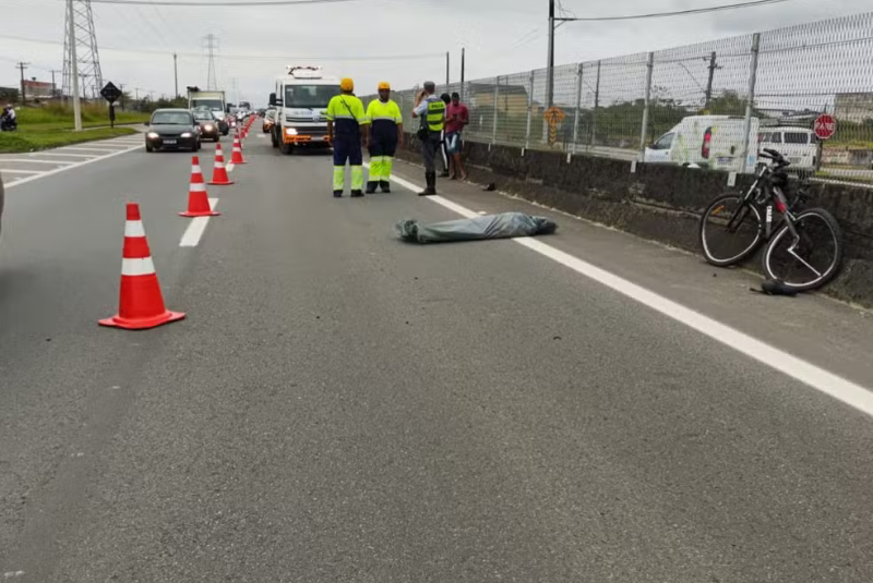 Um ciclista de 65 anos morreu após ser atropelado por dois veículos na Rodovia Padre Manoel da Nóbrega, na altura do km 327,8, em Itanhaém...