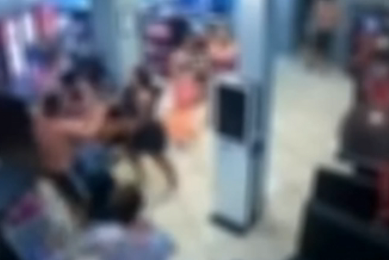 Um homem agrediu violentamente uma funcionária do restaurante Umaia Sushi, neste domingo (21), no bairro Boqueirão...