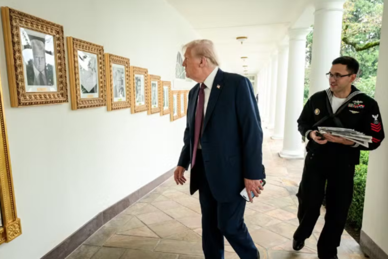 Trump ironiza Biden com 'caneta automática' em galeria presidencial da Casa Branca