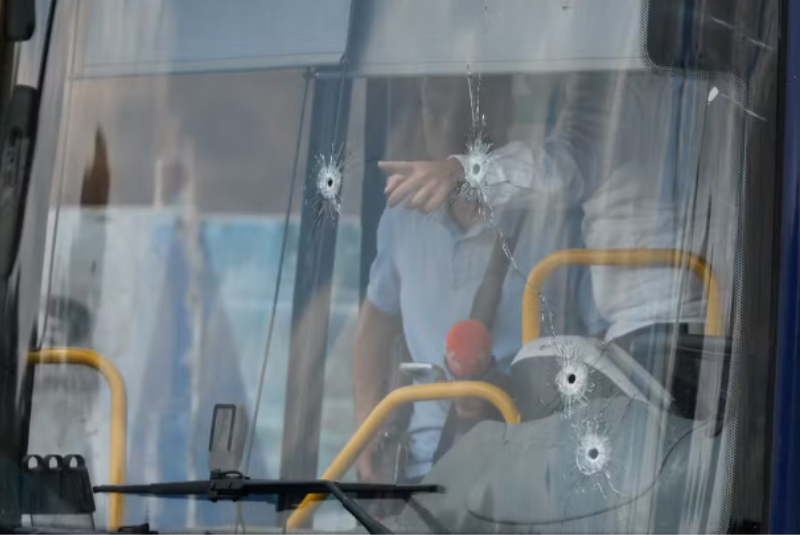 Ataque a tiros em Jerusalém deixa 6 mortos e reacende tensão na região