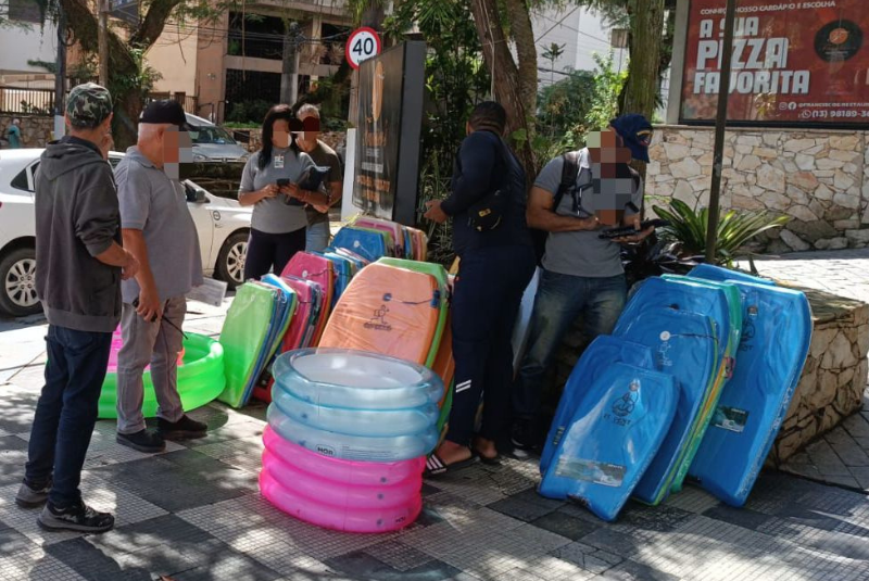 A Prefeitura de Guarujá, no litoral de São Paulo, intensificou a fiscalização contra a venda irregular de pranchas e infláveis nas...