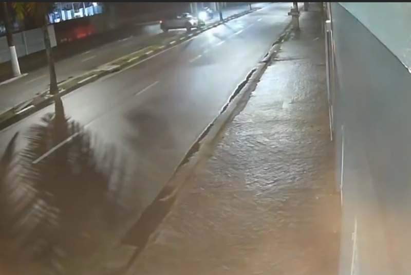Dois carros em alta velocidade se envolveram em uma colisão na madrugada deste sábado (30), na Avenida dos Caiçaras...