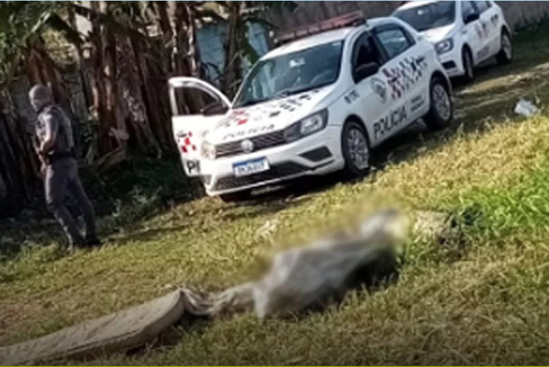 O corpo de um homem foi encontrado na tarde desta segunda-feira (1º) dentro de uma vala na Rua Emídio de Souza...
