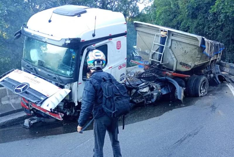 O motorista de uma carreta perdeu o controle da direção e colidiu contra uma barreira de concreto e um barranco na manhã desta terça-feira...