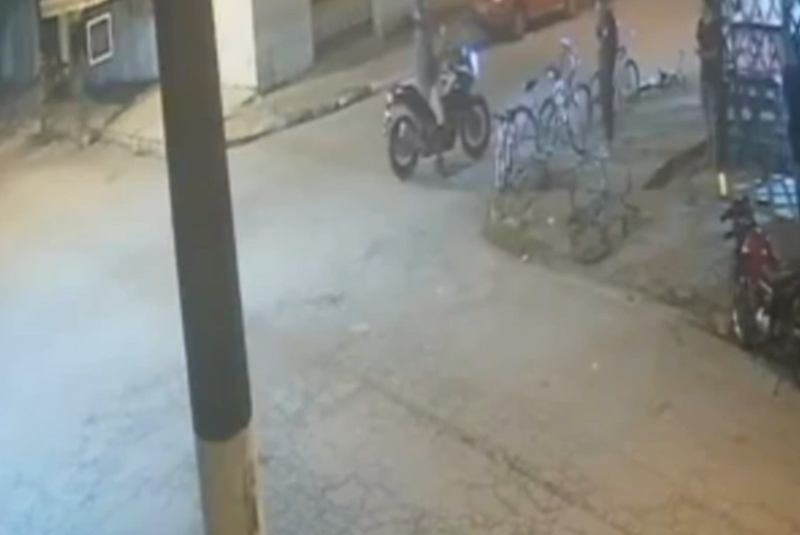 Um motociclista foi flagrado por uma câmera de segurança atirando contra um grupo de pessoas em São Vicente, no litoral de São Paulo.