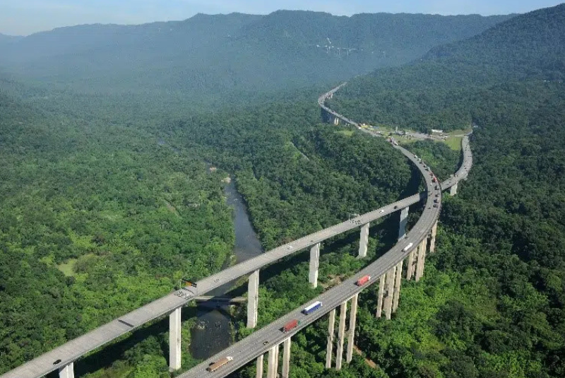 O Governo de São Paulo avança com o projeto da terceira pista da Rodovia dos Imigrantes (SP-160), que permitirá o tráfego de caminhões...