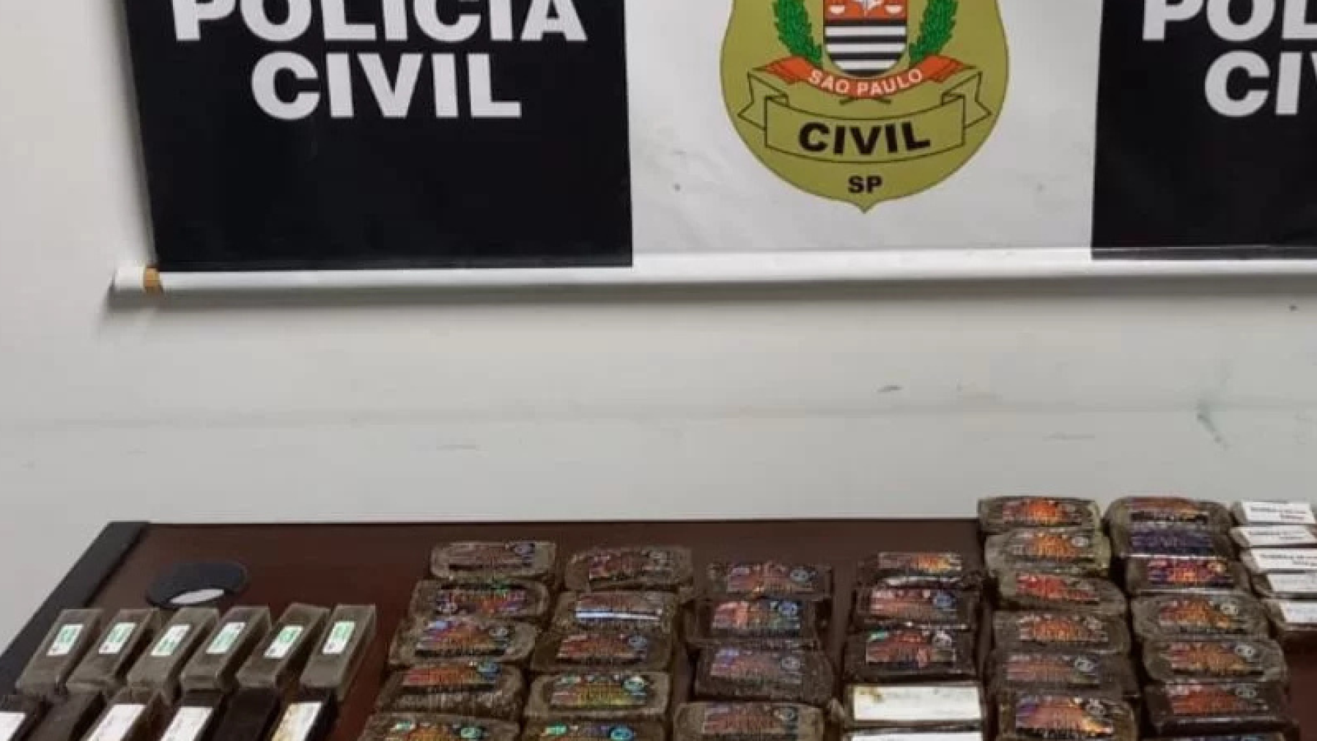 Uma mulher presa em flagrante por tráfico internacional de drogas, após desembarcar de um voo Paris–São Paulo com entorpecentes na bagagem...