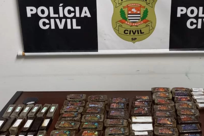 Uma mulher de 32 anos, identificada como Beatryz Beserra Araújo, foi presa em flagrante às 20h30 de quarta-feira (3) no Aeroporto...
