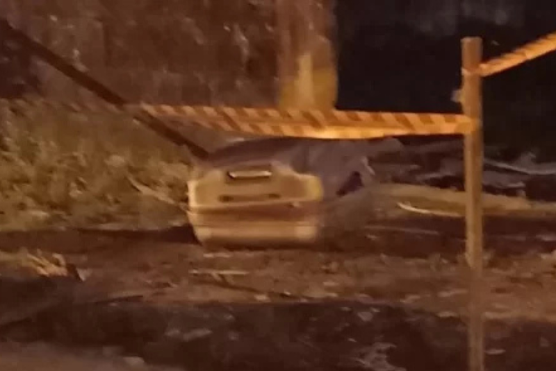 Uma mulher, ainda não identificada, foi encontrada morta dentro de uma mala na noite desta quinta-feira (4), em um terreno baldio...