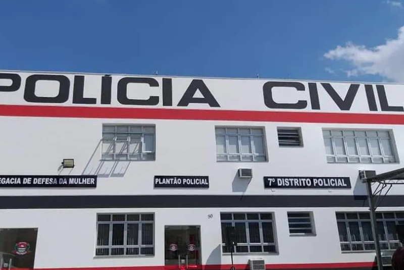 Uma adolescente de 16 anos esfaqueou a própria mãe, de 45, na noite de sexta-feira (5), em Santos, no bairro Aparecida.