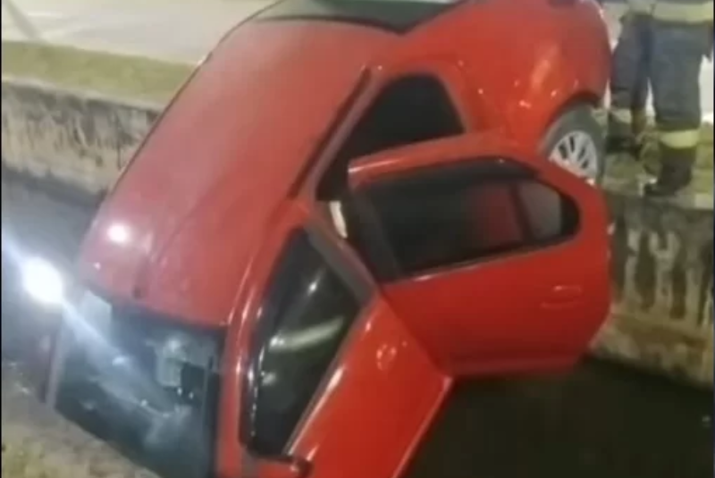 Um motorista foi resgatado na madrugada desta segunda-feira (8) depois que o veículo em que estava caiu em um canal no bairro Vista Linda...