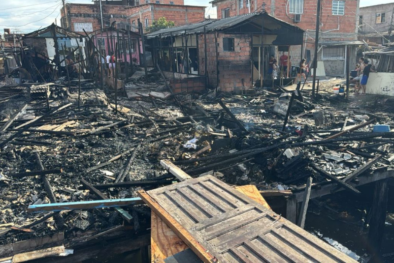 Um incêndio de grandes proporções atingiu, na tarde desta terça-feira (9), cerca de 12 moradias na Vila dos Pescadores, em Cubatão (SP).