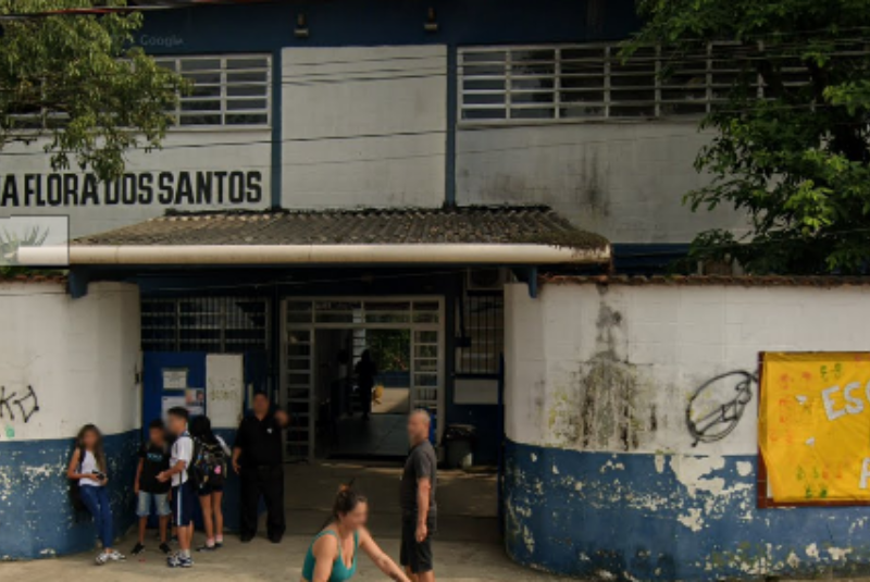 Dois estudantes da Escola Municipal Lúcia Flora dos Santos, localizada no bairro Jardim Progresso, em Guarujá, no litoral de São Paulo...