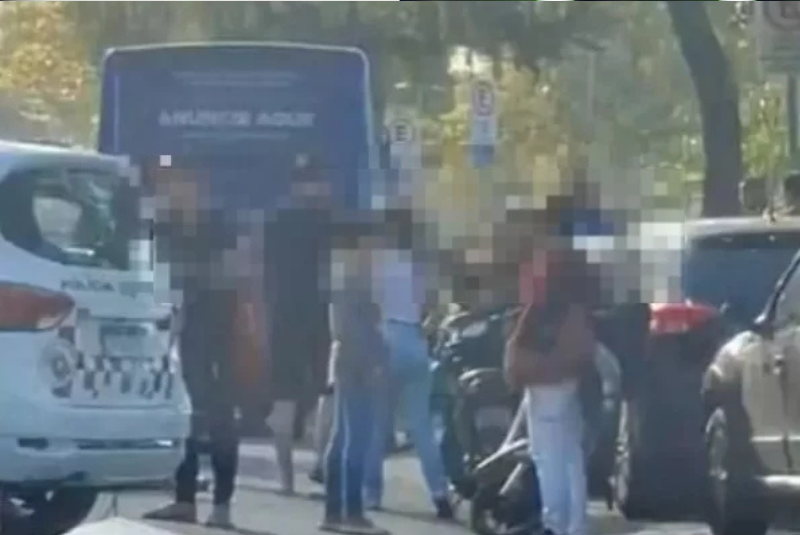 Uma jovem de 24 anos morreu na manhã de segunda-feira (15) após ser atropelada por um ônibus intermunicipal na orla de Santos...