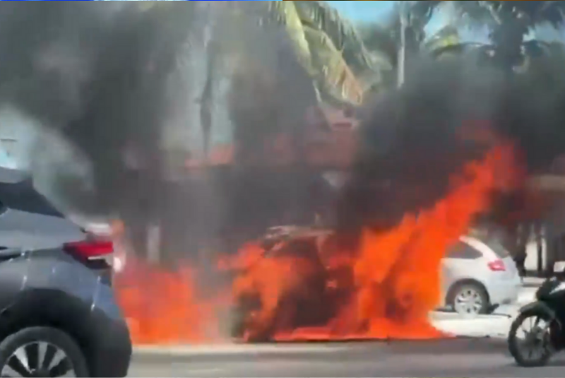 Um carro foi totalmente destruído após pegar fogo na manhã desta quarta-feira (17), na Avenida Presidente Wilson, em Santos...