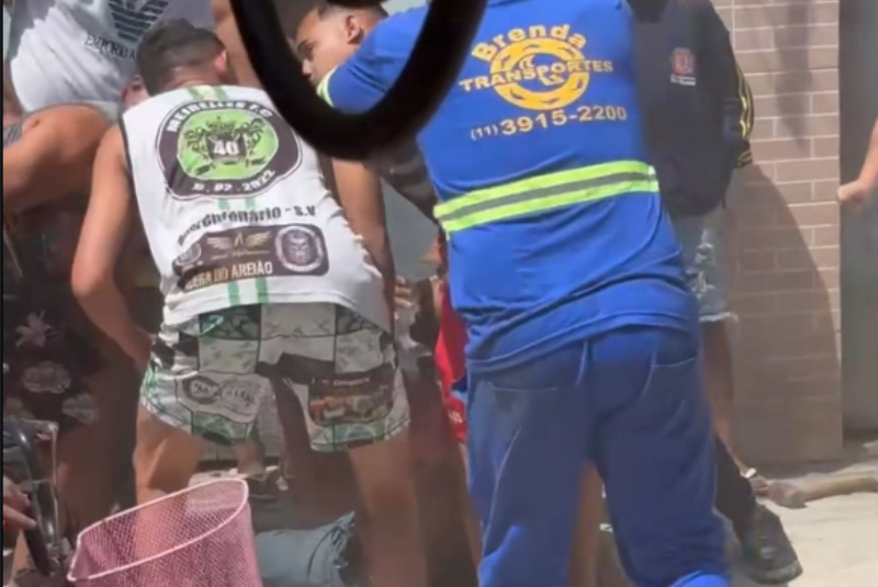 Uma casa localizada na Rua Tupã, no bairro Quarentenário, em São Vicente (SP), foi atingida por um incêndio na manhã desta quinta-feira (11).