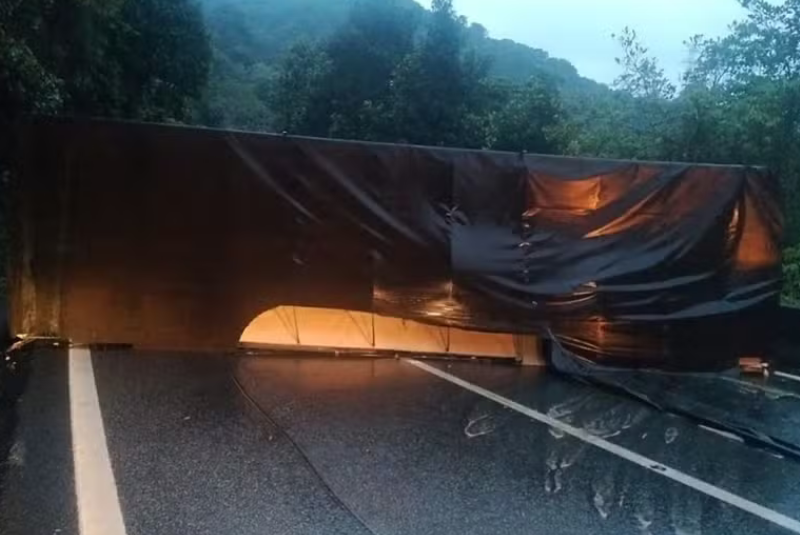 Uma carreta carregada com açúcar tombou na madrugada desta terça-feira (23) na Rodovia Anchieta, sentido litoral, na altura de Cubatão...