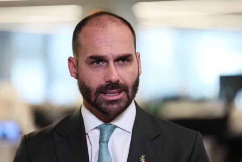 Eduardo Bolsonaro tem indicação à liderança da minoria barrada e pode perder mandato por faltas