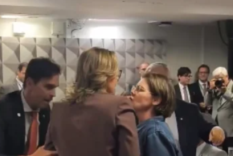 Deputada e senadora se encaram após discussão na CPI do INSS