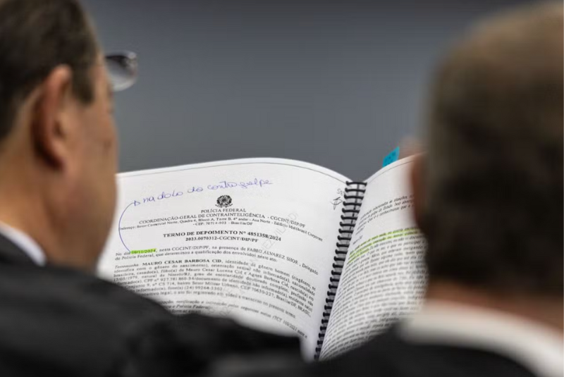 Anotações da defesa de Bolsonaro destacam delação de Mauro Cid e questionam convocação de conselhos