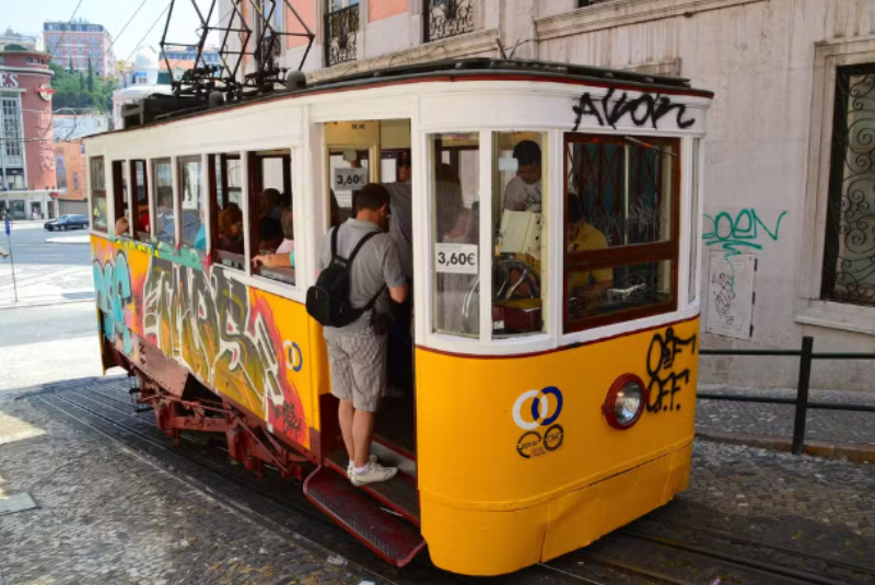Tragédia em Lisboa: sobe para 17 o número de mortos após descarrilamento de bondinho turístico