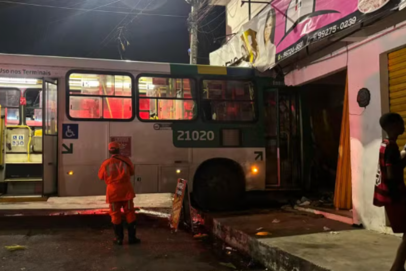 Ônibus colide com prédio e deixa 12 feridos em Salvador