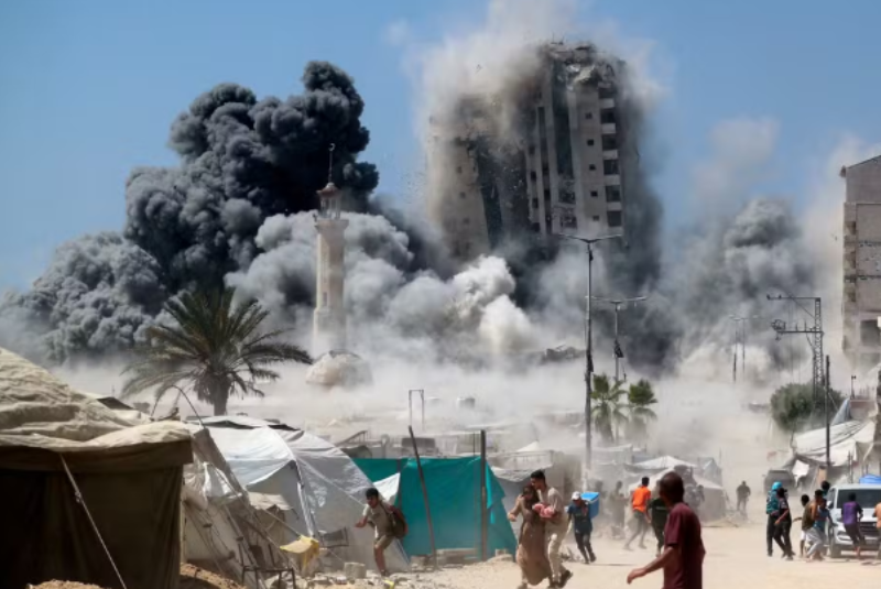 Moradores relatam pânico: Israel derruba prédio de 14 andares em Gaza em novo avanço militar