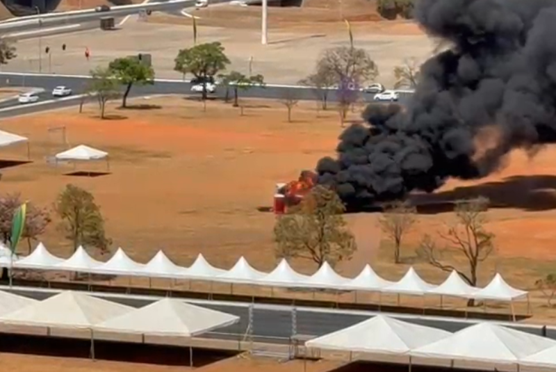 Banheiros químicos pegam fogo na Esplanada dos Ministérios e provocam fumaça em Brasília