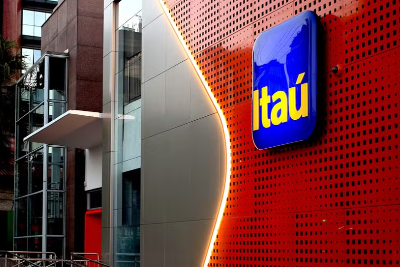 Itaú usa programa de monitoramento digital para demitir funcionários em massa