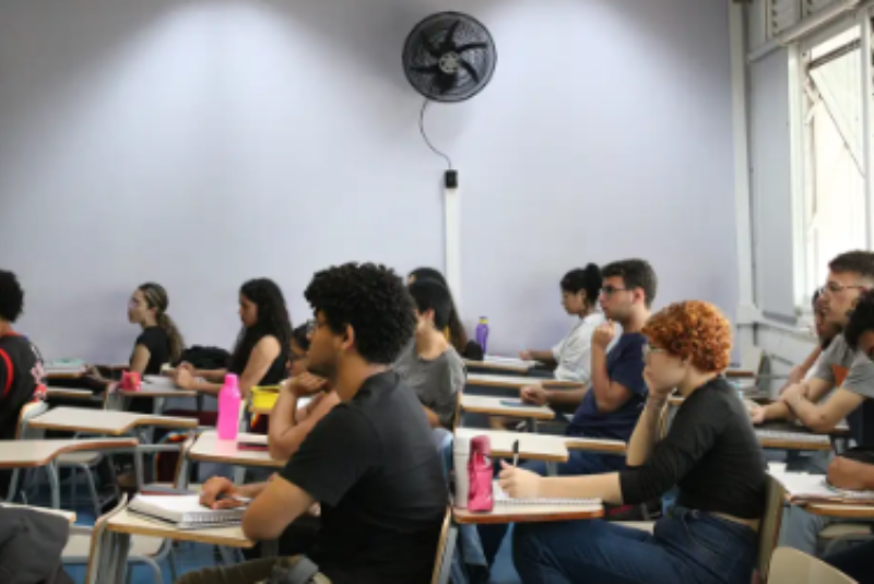 Diploma de ensino superior pode mais que dobrar salário no Brasil