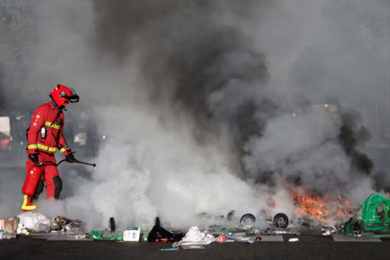 França tem dia de protestos contra novo premiê e cortes orçamentários; 200 são presos