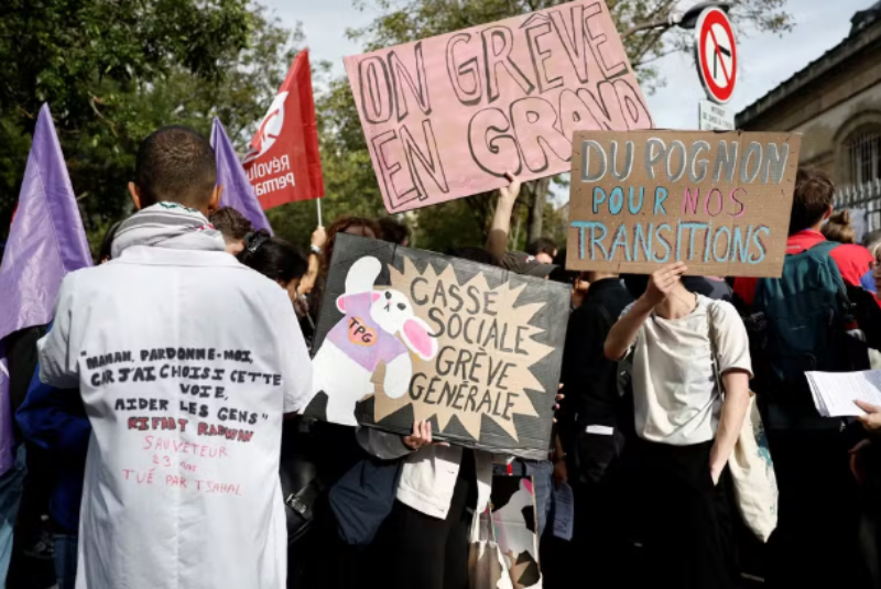 França tem dia de protestos contra novo premiê e cortes orçamentários; 200 são presos