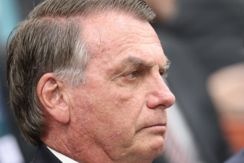 Bolsonaro deixa prisão domiciliar às pressas e é levado a hospital em Brasília