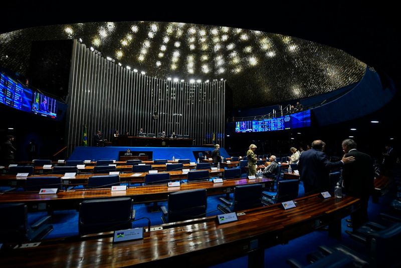 Câmara aprova PEC da Blindagem com amplo apoio do Centrão e votos divididos no PT