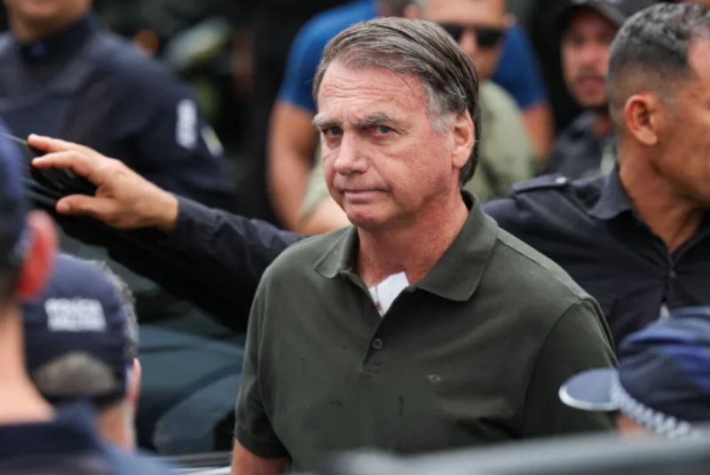 Bolsonaro recebe alta e retorna à prisão domiciliar após internação em Brasília