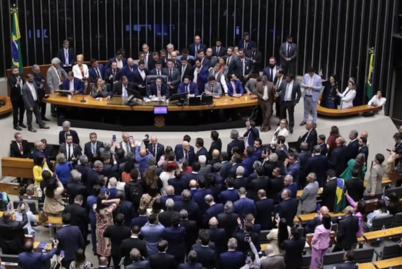 Centrão tenta reincluir votação secreta em PEC da Blindagem