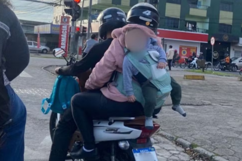 Bebê é carregado como "canguru" na moto e causa revolta nas redes
