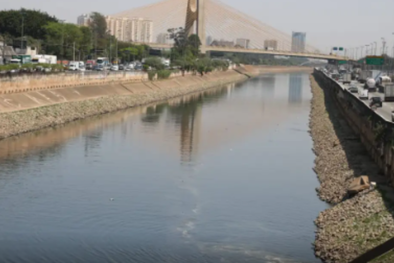 Rio Tietê continua vulnerável apesar de redução da mancha de poluição