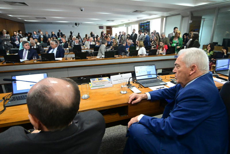 CCJ do Senado começa votação de parecer que rejeita a PEC da Blindagem