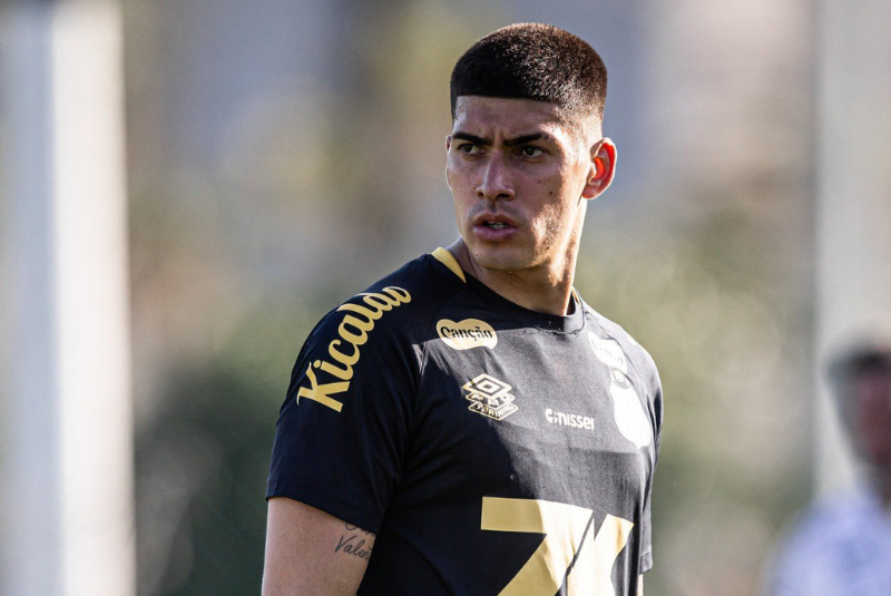 O Santos apresentou oficialmente o zagueiro argentino Adonis Frías, de 27 anos, nesta quarta-feira (10), na Vila Belmiro. O defensor...