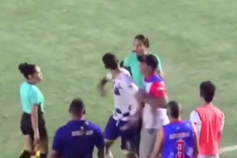 A árbitra Vanessa Ceballos foi agredida com um tapa no rosto pelo jogador Bolívar, do Real Alianza, após expulsá-lo em partida da terceira...