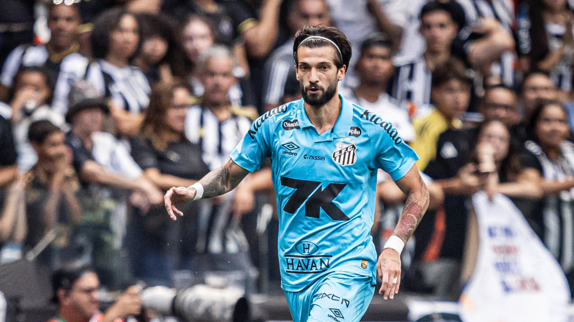 Titular no duelo na Arena MRV, o atacante Lautaro Díaz já teve seus primeiros minutos vestindo a camisa do Santos, demonstrando entrega...