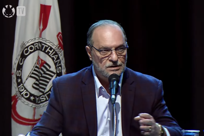 O presidente do Conselho Deliberativo do Corinthians, Romeu Tuma Júnior, defendeu em entrevista que o clube suspenda os pagamentos...