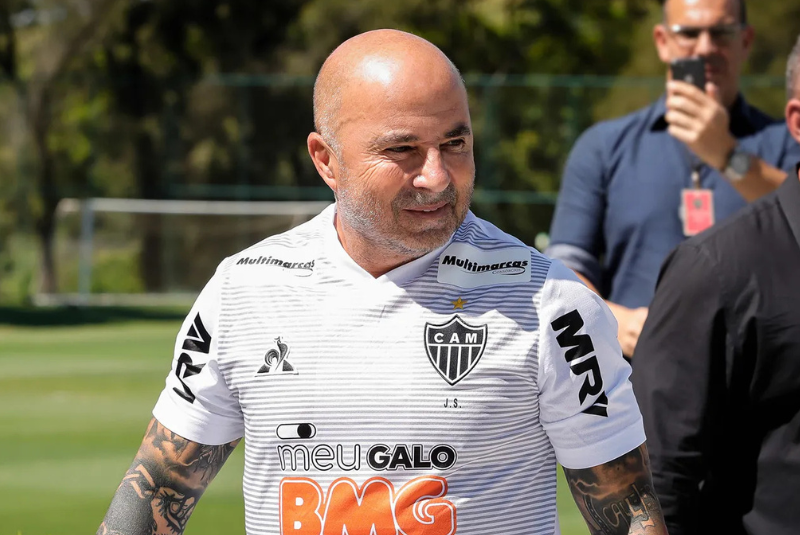 O Atlético-MG oficializou Jorge Sampaoli como novo treinador, em sua segunda passagem pelo clube. O argentino, de 65 anos, assinou até...