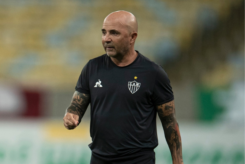 O Atlético-MG abriu conversas com Jorge Sampaoli para o comando da equipe após a saída de Cuca, demitido na última sexta-feira (29)...