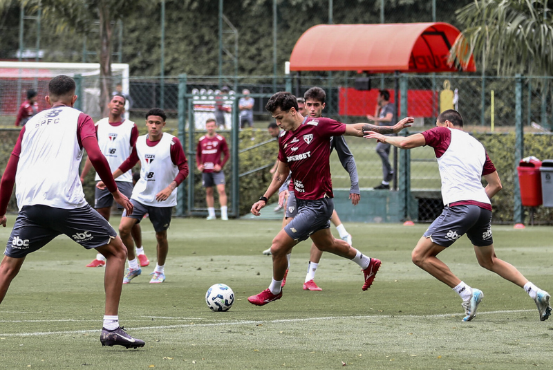 O São Paulo teve novidades no jogo-treino de sábado (6), no CT da Barra Funda, quando profissionais enfrentaram o time sub-20.