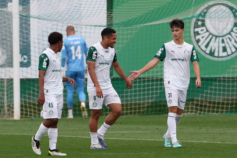 O Palmeiras realizou no sábado (6) um jogo-treino na Academia de Futebol, dividindo o elenco em dois times. O time branco venceu o verde...