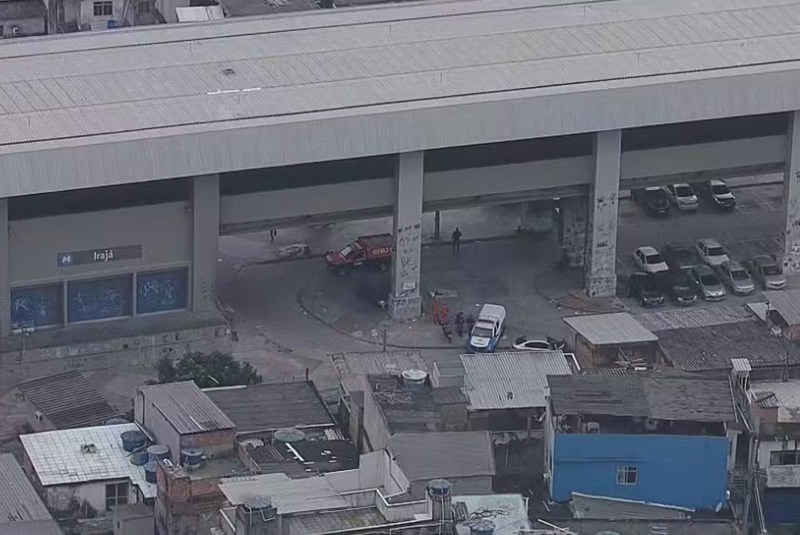 Pelo menos dois homens foram mortos e um terceiro ficou gravemente ferido após um ataque a tiros de fuzil nas proximidades da estação...