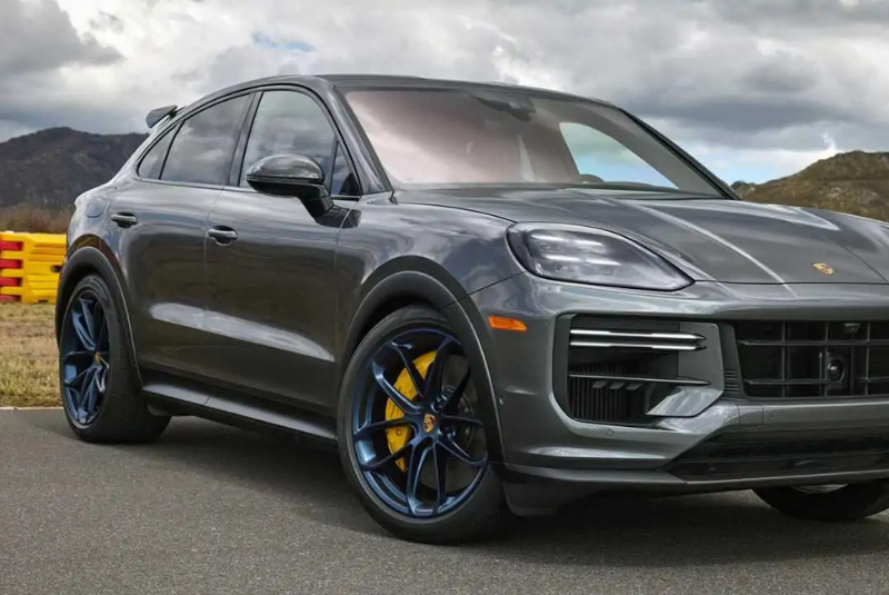 Thaisa Hoffmann, esposa do ex-procurador-geral do INSS Virgílio Filho, adquiriu um SUV Porsche Cayenne híbrido avaliado em R$ 789 mil...