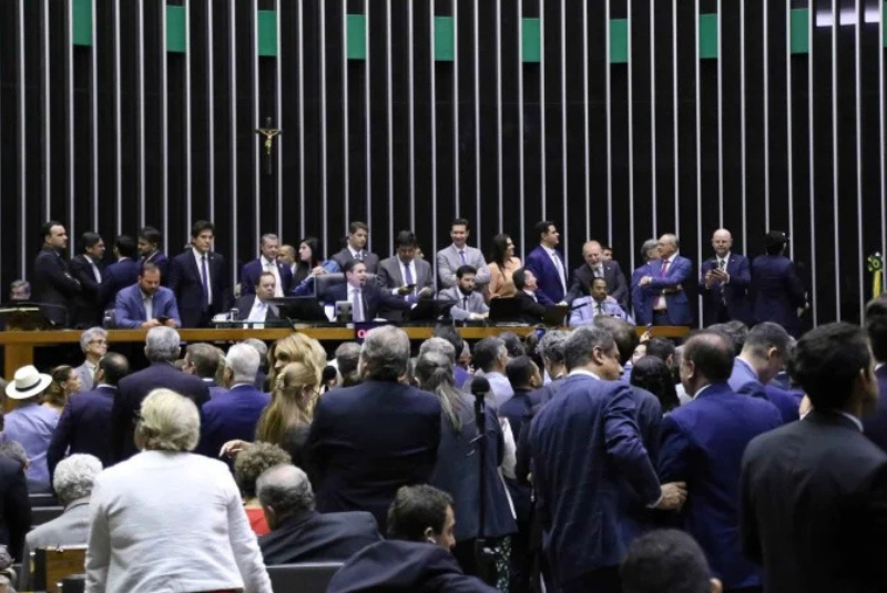 Uma semana após uma importante vitória para o Planalto no Congresso, com a isenção do Imposto de Renda, o governo sofreu uma grande derrota...